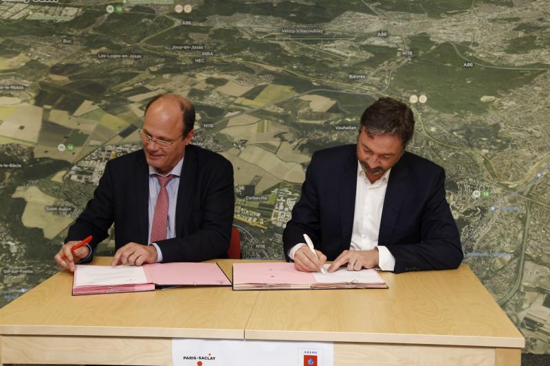 Signature de l’accord par le DG de l’EPA Paris-Saclay, P. Van de Maele et le président de l’Ademe, A.Leroy ©V.Jacob_EPA Paris-Saclay