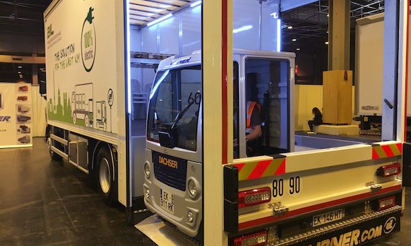 Le BIL-truck, teste dans le cadre du programme Logistique urbaine durable, grimpe dans le camion qui le transporte d’un point à un autre via un « BIL-lift ». © DR